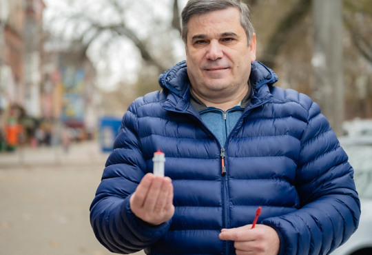 «Візьми з собою Миколаїв»: як моделіст Андрій Шинкаренко виготовляє крихітні копії маяків півдня