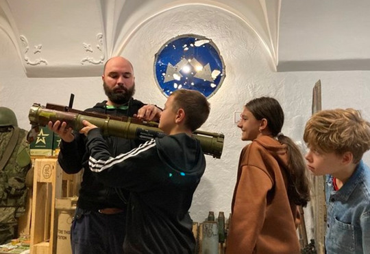 Маленький музей великої війни: артефакти від захисників, іноземці в ЗСУ й обійми від школярів