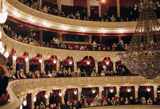 В Одеському оперному театрі провели церемонію з 9-метровою люстрою. Чому ця подія стає культовою?