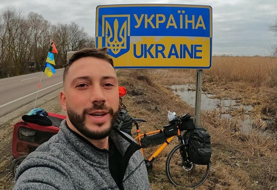 «Щоб люди не забували, що триває війна»: історія веломандрівника Мануеля, який об'їхав Україну