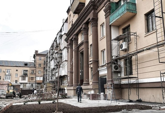 Замінюють плитку зі Слов'янська на ідентичну. В Запоріжжі майже відбудували історичний будинок