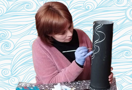 Малює для допомоги та радості. Як художниця з Миколаївщини розписує боєприпаси