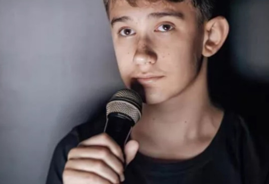 Замість космосу почав малювати війну. Про творчість та мрії 12-річного Космо Макса з Бердянська