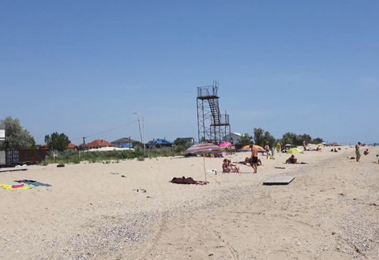 В Кароліно-Бугазі відпочивають на пляжах, попри відсутність дозволів