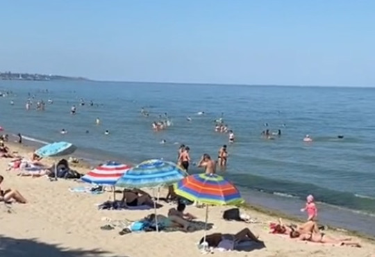 Блогерка показала пляж Чорноморська — чи дозволено там купатися