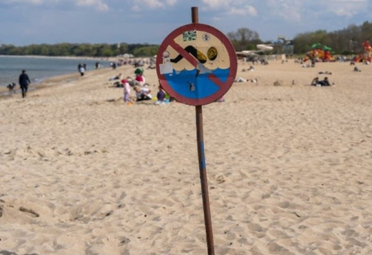 В Польщі на морських курортах заборонили купання через можливе забруднення води