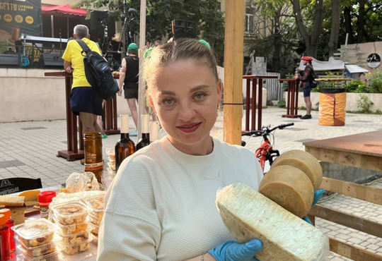 Почала варити сир, щоб вилікувати доньку. Історія власниці крафтового виробництва на Одещині