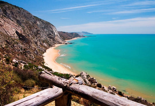 Сицилійське містечко біля моря пропонує відпочинок за €1 — у чому підвох?