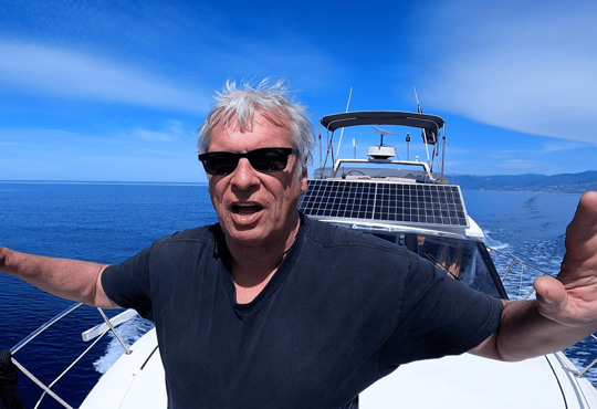 Новий старт після 60-ти — британець переїхав жити на човен у морі і ні про що не жалкує