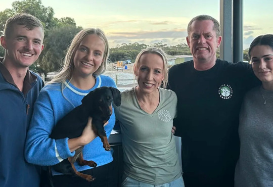 Туристи загубили собаку на острові, а вона вижили 540 днів серед варанів і змій