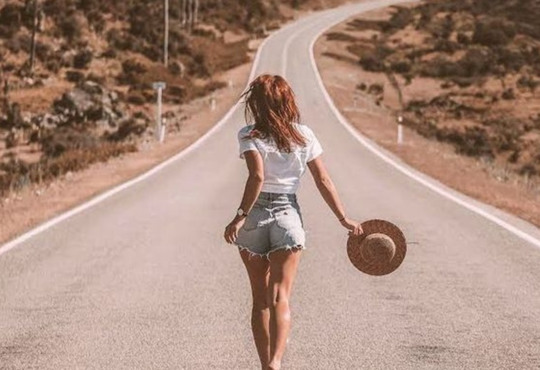 Чому туристи все частіше їдуть у соло-подорожі — дослідження. Та які країни обирають