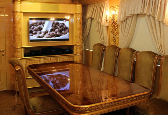 Готель на колесах і позолочені меблі: дорога до Одеси у шоу Дмитра Комарова