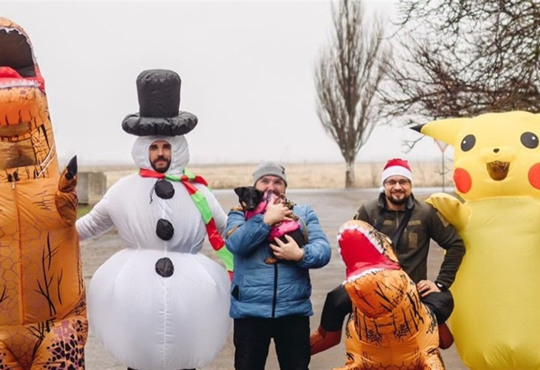 Як двометровий динозавр підтримує дітей на деокупованій Херсонщині? Історія волонтера з Одеси