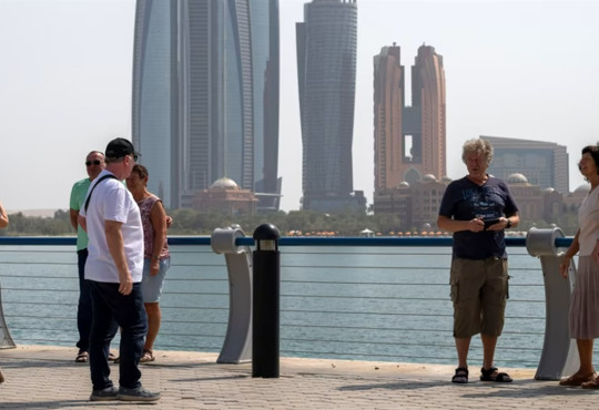ОАЕ оплатять проживання туристів, які застрягли через атаки Ірану. Що відомо