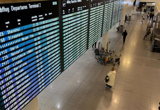 Нові правила прикордонного контролю в ЄС. В аеропортах бʼють на сполох через багатогодинні черги