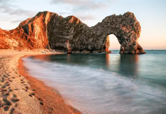 Шторми понівечили одну з найкрасивіших пам'яток Британії — арку Durdle Door. Пляж закрили