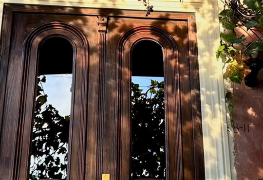 Як в Одесі майстри реставрують 100-літні двері? Розповідаємо про проєкт «Тисячі Дверей Одеси»