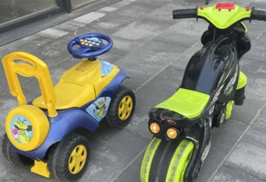 Дитячі толокари: безпечна та весела розвага для малюків