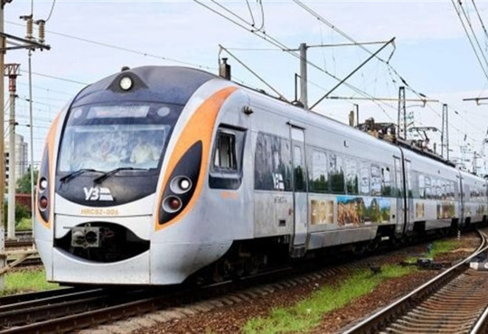 Потяг запізнюється через повітряну тривогу. Що буде з пересадкою і як повернути гроші за квиток