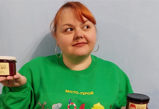 "Підтримай Херсон". Як Олена Пімєнова створює авторський мерч, щоб допомогти землякам