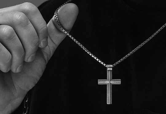 Чоловічі срібні кулони: символіка та значення