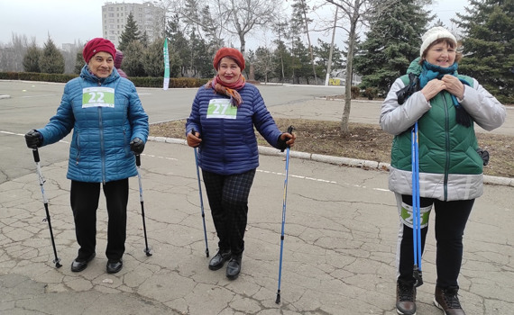Перемогли, бо не сидять на дивані. Це учасниці групи скандинавської ходьби на естафеті в Маріуполі