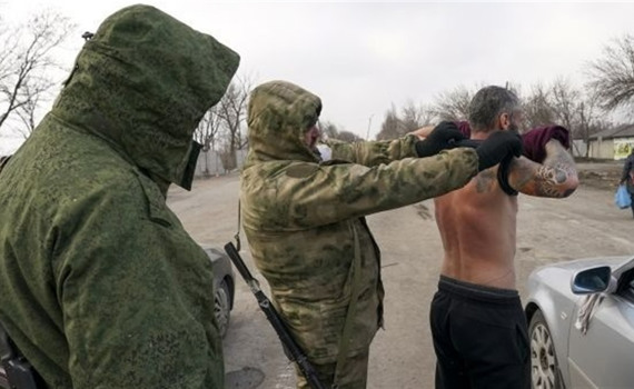 Що не варто зберігати в телефоні людині на окупованих територіях. Поради від Центру нацспротиву