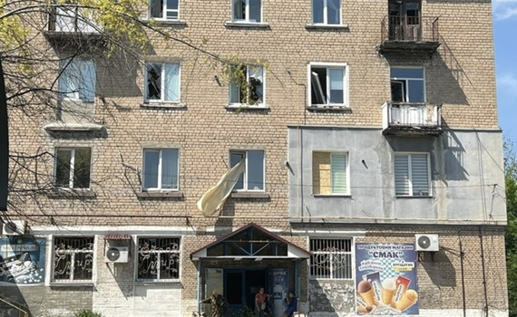 Треба забити вікна і їхати. Як серед руїн, без світла, газу і води живуть 800 людей у Родинському
