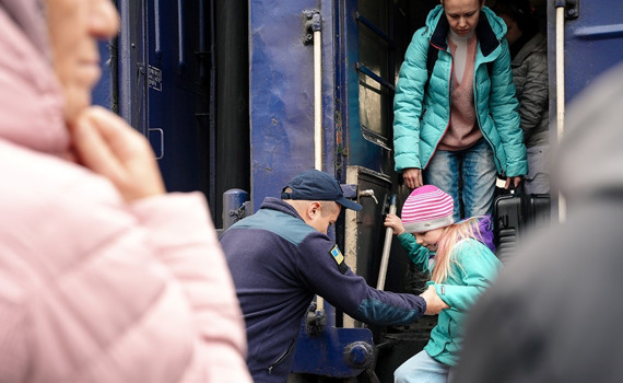 Я — переселенець, і мені потрібно змінити прописку. Чи не втрачу я статус ВПО?