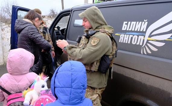 «Втретє рятуємося від війни». Із Сергіївки евакуювали сім'ю з двома дітьми