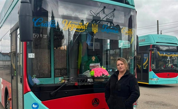 Ольга Бондар з Маріуполя стала водійкою тролейбусу у Хмельницькому. І по-особливому його прикрасила