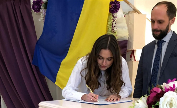 Переселенці з Донецка зареєстрували шлюб в Києві під звуки вибухів. Це їхній досвід для інших пар
