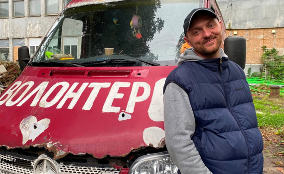 Михайло Пуришев рятував маріупольців, тепер — людей у Бахмуті. Вмовляє місцевих евакуюватися