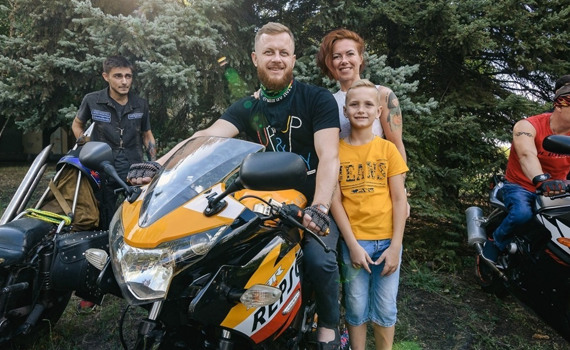 Дартс, риболовля, танці: як проходив конкурс для чоловіків на візках «Мужність без обмежень»