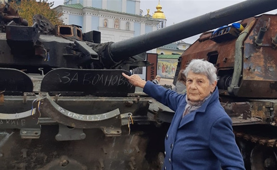 84-річна Жанна Милащенко дивом врятувалася з розбитої дев’ятиповерхівки у Маріуполі. Ось її історія
