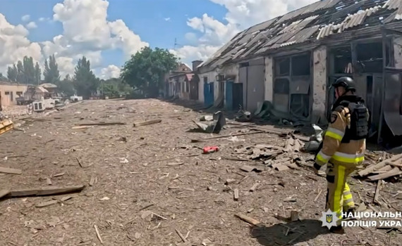 Пораненого ховали в кущах від дронів. Як у Дружківці рятували людей після удару КАБів