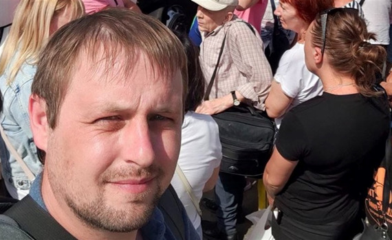 Дмитро Максимович евакуює людей з гарячих точок. Допомагає розселити їх у країні і за кордоном