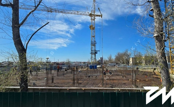 На місці знесених будинків у Маріуполі будують житло для росіян. Маріупольці ж досі живуть у гаражах