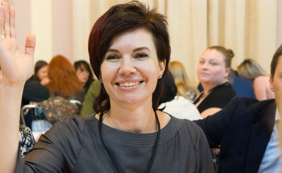 Горловчанка создала именной бренд AnnaPetric.Идею тестировала на своих детях - носила их в слингах 