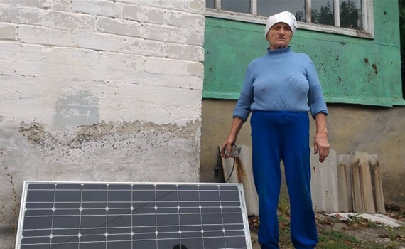 В этом селе на линии фронта осталось 12 человек. Зачем им солнечные батареи и колодец-холодильник