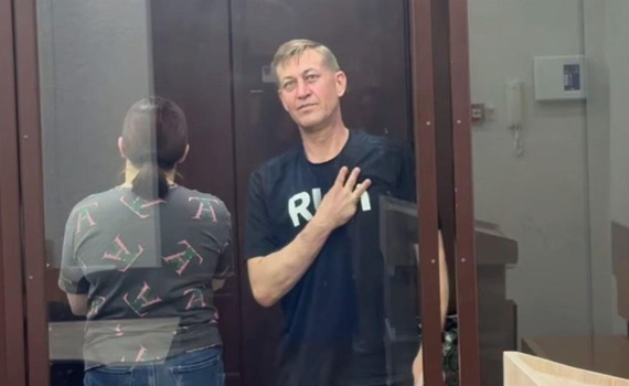 Окупанти засудили подружжя Рижових з Новоайдару. Чоловік сказав, що не винен і показав тризуб