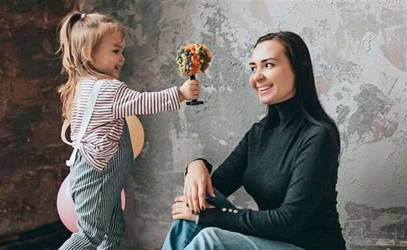 «Уложив дочку спать, до 4 утра работаю»: макеевчанка создает полимерные фрукты и продает их в США