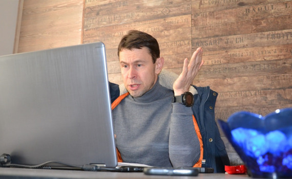 Nobody needs them. How a Chernivtsi citizen saves people with disabilities from Donbas
