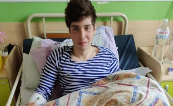 17-летний Михаил развозил помощь в Северодонецке и попал под обстрел. Как у него хватает смелости?
