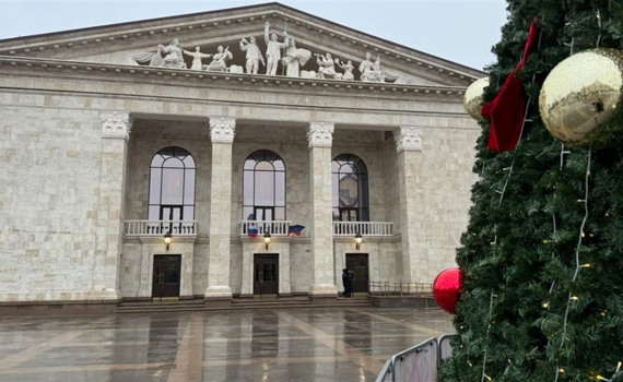 "Директор" драмтеатру в окупованому Маріуполі потрапив до санкційного списку ЄС. Хто це і що відомо