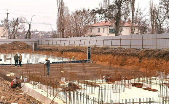 У Маріуполі окупанти зводять житловий комплекс на місці знесених будинків. Але не для маріупольців