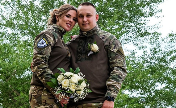 Побралися між поїздками у прифронт. “Білі янголи” Дмитро і Валерія Біленець рятують людей на сході