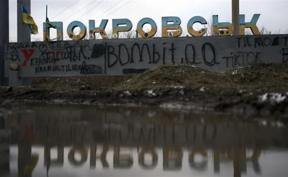 У Покровську окупанти взяли в заручники 18 цивільних, серед них двоє дітей. Що відомо