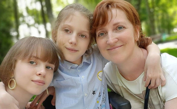 Я  - мама, которая собирает каждую копейку на операцию дочери. У нее не держится позвоночник