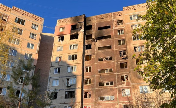 Росіяни вдарили вночі дроном «Герань-2» по багатоповерхівці у Краматорську. Що відомо